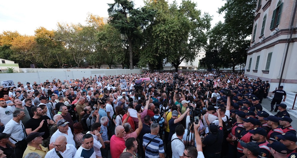 Vdekja e 10 vjecares ne plazhin e Himares, serish proteste sot ne kryeqytet